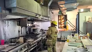 Evacuan restaurante de zona hotelera de Cancún por incendio en la cocina