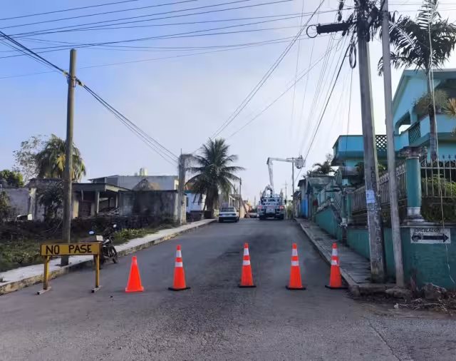 Los vecinos de las colonias Guadalupe, Ejidal y Bicentenario, comentaron que no están en contra de los trabajos que viene haciendo la CFE, si no de la falta de avisos sobre los cortes