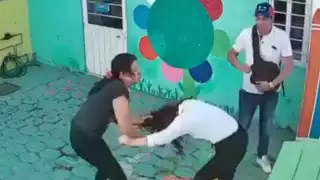 El momento fue difundido en redes sociales, donde la madre y el padre agreden a la docente