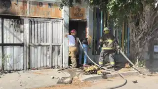 Incendio en inmueble abandonado moviliza a autoridades en colonia carmelita