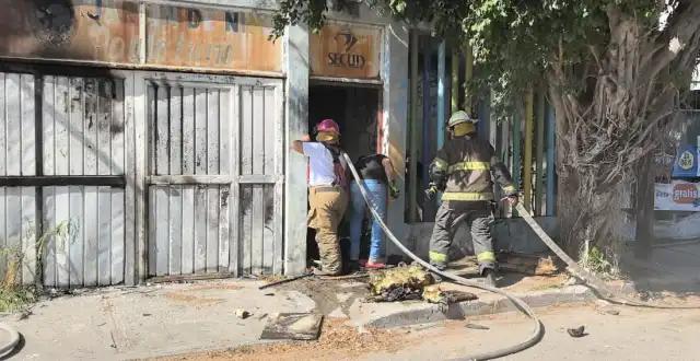 Bomberos sofocan fuego en antigua escuela desocupada desde hace 20 años