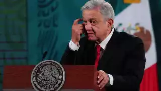 El presidente de México informó que tiene síntomas leves del coronavirus