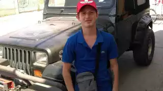 El detalle que ha llamado la atención es que el público ha convertido el lugar donde se estrelló la camioneta del actor en un atractivo turístico