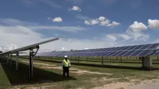 Si se planea instalar un sistema de generación de energía eléctrica fotovoltaico se debe conocer ciertos elementos como el costo y el ahorro