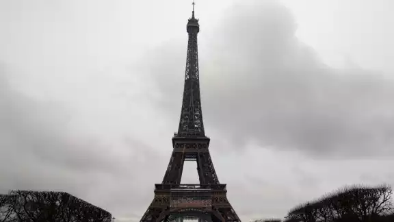 Una mujer fue atacada por un grupo en la capital de Francia Una mujer fue atacada por un grupo en la capital de Francia