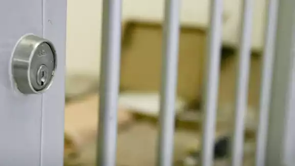 Según el relato policial, uno de los detenidos estaba vendiendo una de las grapas de droga al otro joven
