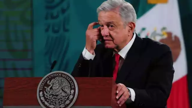 El presidente de México informó que tiene síntomas leves del coronavirus