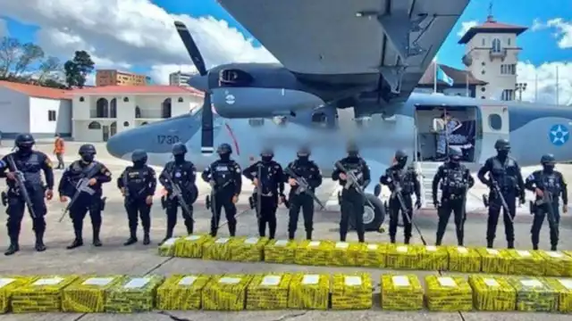 Las autoridades precisaron que esta aeronave sería recibida por contactos del CJNG, y los paquetes llevaban las iniciales GI