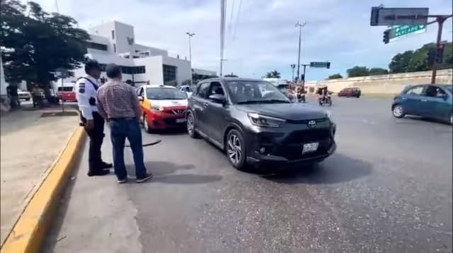 Dos incidentes viales ocurrieron de forma simultánea en la avenida Circuito Baluartes en Campeche