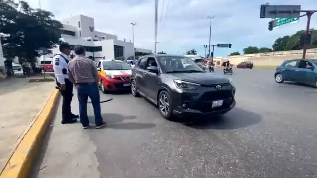 Dos incidentes viales ocurrieron de forma simultánea en la avenida Circuito Baluartes en Campeche