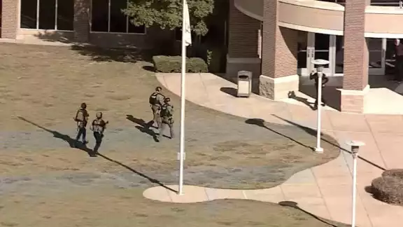 A la institución llegaron varios elementos para repeler el ataque hacia los estudiantes A la institución llegaron varios elementos para repeler el ataque hacia los estudiantes