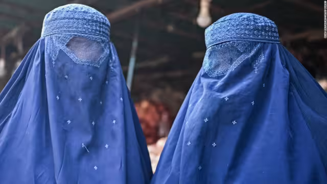 El burka será usado obligatoriamente por mujeres y niñas en Afganistán