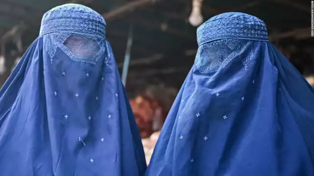 El burka será usado obligatoriamente por mujeres y niñas en Afganistán