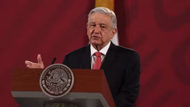 Presidente AMLO y funcionarios exponen corrupción en el ISSSTE