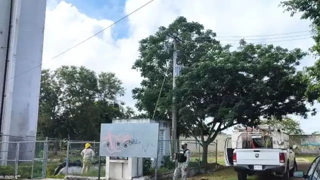 Personal de la CFE acudió a Homún para cortar la energía de la bomba del agua potable