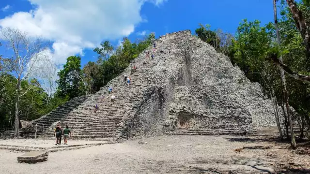 La zona arqueológica de Cobá y su pirámide principal. Foto INAH