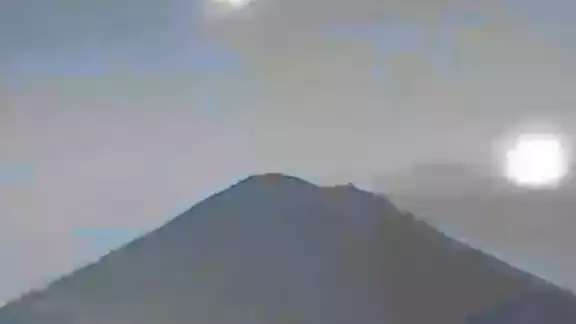 En el video, Venus aparece como un cuerpo luminoso y Marte desciende con una luz rojiza.