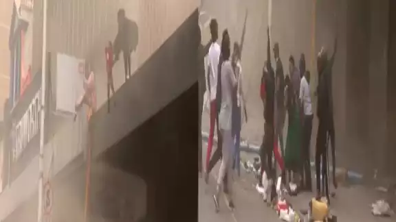 Una mujer lanzó a su bebé desde un edificio en llamas para salvarle la vida, los hechos ocurrieron en Sudáfrica. Una mujer lanzó a su bebé desde un edificio en llamas para salvarle la vida, los hechos ocurrieron en Sudáfrica.