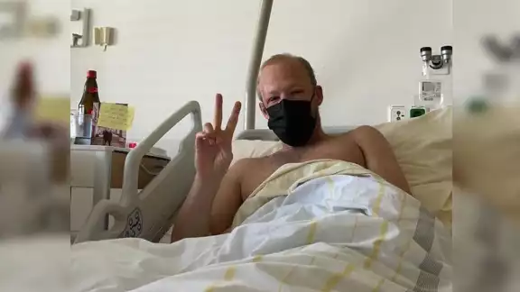 A pesar de declarar la gravedad de su situación, el productor alemán no reveló si su enfermedad podría tratarse de un contagio por Covid-19. A pesar de declarar la gravedad de su situación, el productor alemán no reveló si su enfermedad podría tratarse de un contagio por Covid-19.