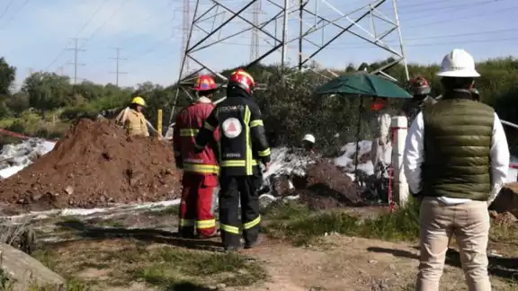 Luego de laborar por más de dos horas, se logró sellar la fuga y restablecer la circulación en la zona. Luego de laborar por más de dos horas, se logró sellar la fuga y restablecer la circulación en la zona.