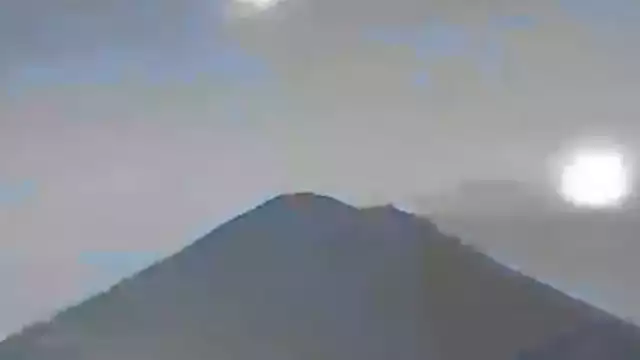 En el video, Venus aparece como un cuerpo luminoso y Marte desciende con una luz rojiza.