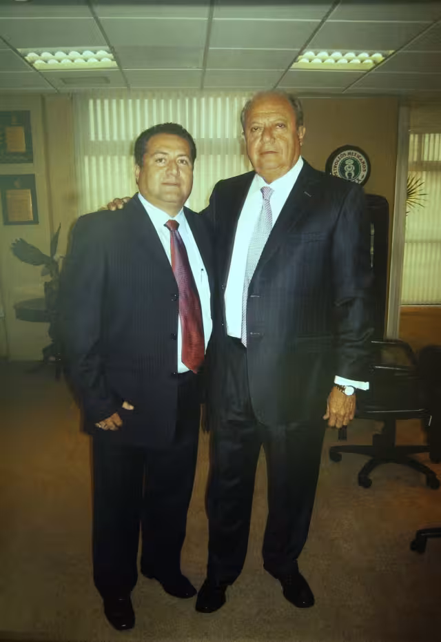 Luis Gerardo Pérez Sánchez (Izq.) documenta tres propiedades, pero ningún automóvil