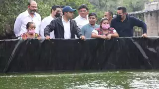 Mauricio Vila recorrió una granja de tilapias en Valladolid