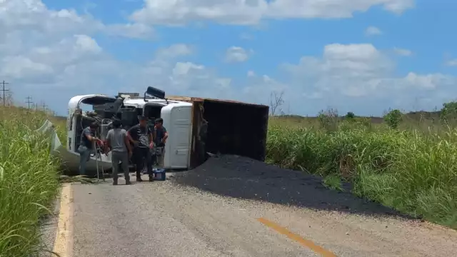Un camión de volteo cargado con asfalto volcó en la carretera federal 261 Hopelchén-Campeche, paralizando el tráfico por más de cinco horas.