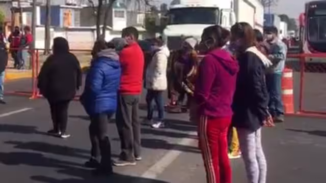 Vecinos de Ecatepec mostraron su inconformidad y exigieron recibir la vacuna anticovid