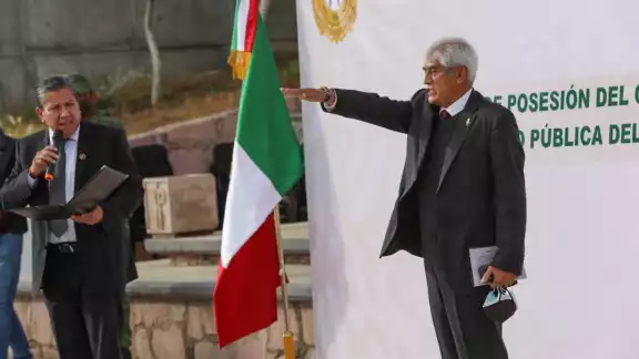 El gobernadorde Zacatecas, David Monreal, relevó este miércoles a su secretario de Seguridad, Arturo López, debido a la ola de violencia que azota al territorio, donde en la víspera aparecieron diez cadáveres colgados de un puente El gobernadorde Zacatecas, David Monreal, relevó este miércoles a su secretario de Seguridad, Arturo López, debido a la ola de violencia que azota al territorio, donde en la víspera aparecieron diez cadáveres colgados de un puente
