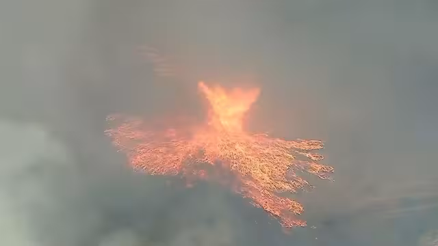 La cámara grabó cuando el tornado de fuego se levantó desde el suelo y alcanzó a crear una columna de humo en California