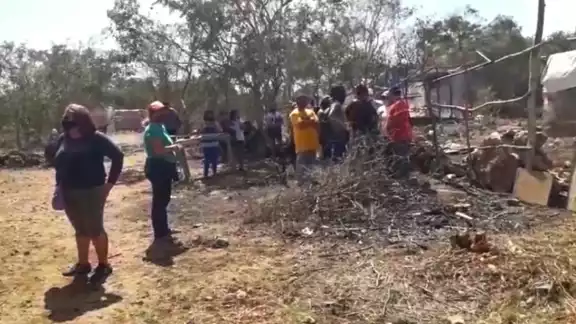 El representante de la compañía acudió con elementos de las Policías Estatal y Municipal para apoyar el retiro de la gente El representante de la compañía acudió con elementos de las Policías Estatal y Municipal para apoyar el retiro de la gente