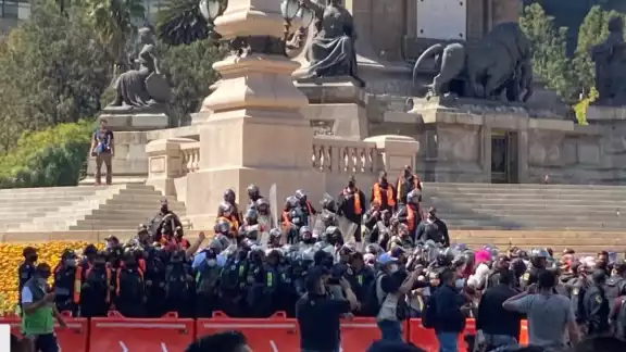 Un contingente con protestas de índole social provocó que el Red Bull Show Run terminara antes de lo planeado. Un contingente con protestas de índole social provocó que el Red Bull Show Run terminara antes de lo planeado.