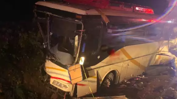Tráiler se impactó contra un autobús turístico en una carretera de Jalisco Tráiler se impactó contra un autobús turístico en una carretera de Jalisco