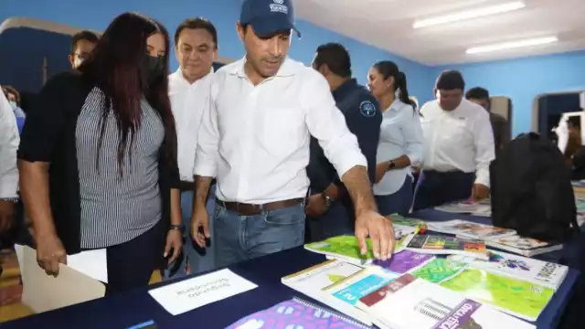Mauricio Vila entregó útiles escolares a jóvenes de Teya