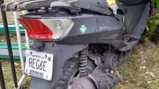 Mediante un reporte del C5, los policías acudieron a la avenida 75 entre en la colonia Pedregal, donde ubicaron la motocicleta