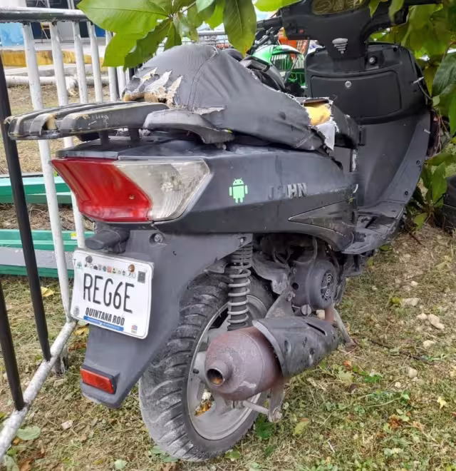 Mediante un reporte del C5, los policías acudieron a la avenida 75 entre en la colonia Pedregal, donde ubicaron la motocicleta