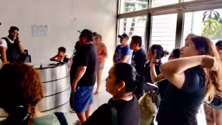 “Pagamos y no tenemos luz”: Vecinos de Playa del Carmen enfrentan a trabajadores de la CFE