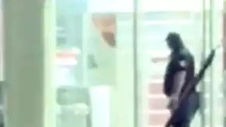 Captan a policías municipales agrediendo y asaltando a un  hombre en Cancún