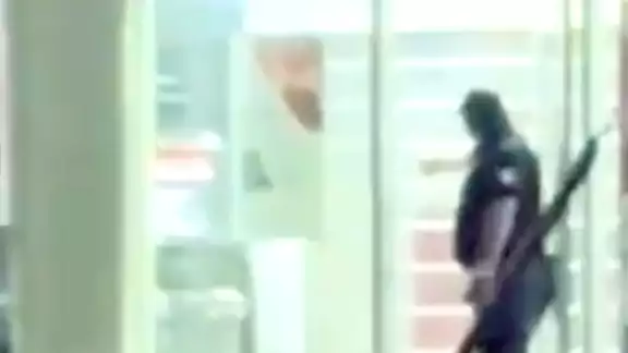 Luego de viralizarse en Internet, las autoridades se vieron obligadas a aceptar el hecho y a señalar que separarían del cargo a los uniformados Luego de viralizarse en Internet, las autoridades se vieron obligadas a aceptar el hecho y a señalar que separarían del cargo a los uniformados
