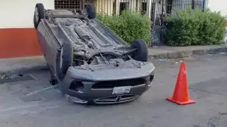 A pesar de lo aparatoso del accidente, el conductor salió por su propio pie