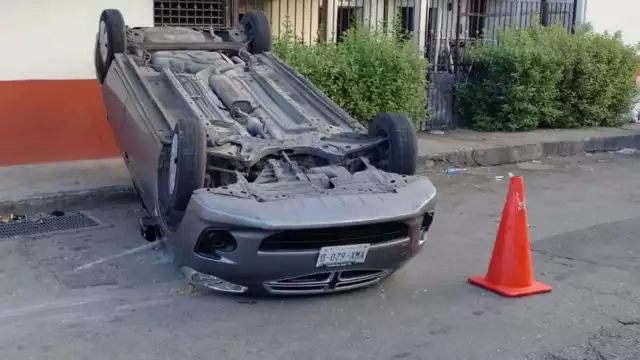A pesar de lo aparatoso del accidente, el conductor salió por su propio pie