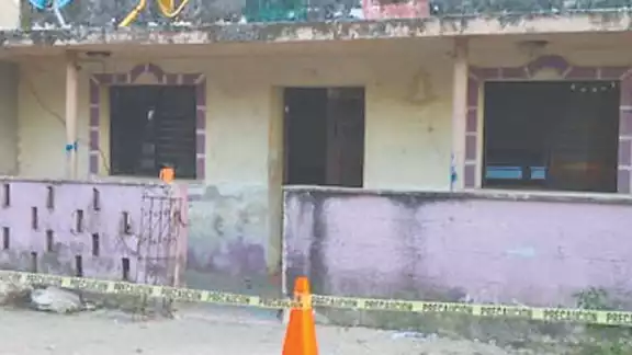 Una mujer fue agredida en la población de Kuchel por su propio hijo, quien además hirió a una vecina y un policía Una mujer fue agredida en la población de Kuchel por su propio hijo, quien además hirió a una vecina y un policía