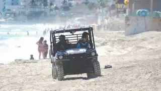 Como parte del operativo vacacional, oficiales de la Guardia Nacional, Marina y Policía Turística recorren Delfines, Ballenas y Chac Mool