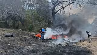 Quema de llantas se sale de control en Seybaplaya; incendio moviliza a voluntarios y pobladores