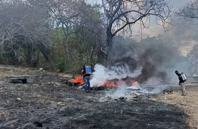 Quema de llantas se sale de control en Villamadero, Seybaplaya.