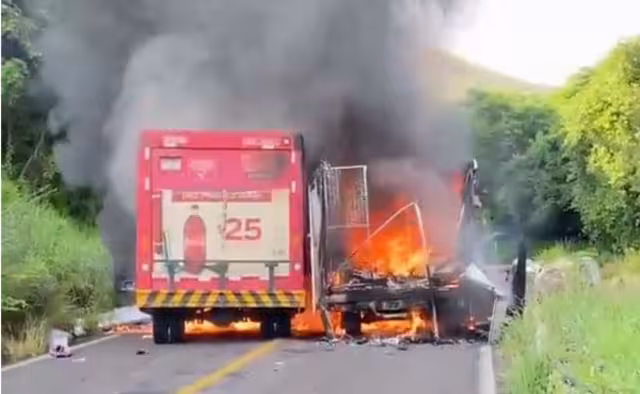 Carretera federal de Apatzingán-Buenavista ha sido bloqueada para evitar el paso de ambos bandos