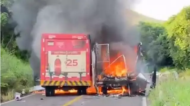 Carretera federal de Apatzingán-Buenavista ha sido bloqueada para evitar el paso de ambos bandos