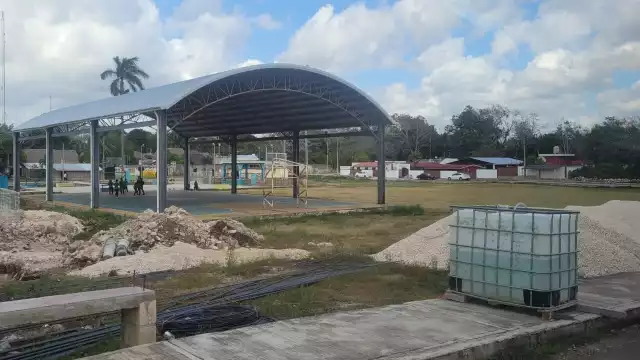 Vecinos desconocen las causas de la avería, así como la fecha en que se restablezca el abastecimiento de energía, lo que genera mayor inconformidad.