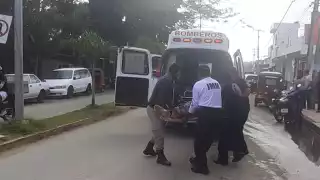 Primero quedó atorado sobre unos cables de la CFE, luego, al parecer fue aventado y cayó sobre la banqueta